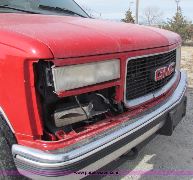 image for item B7055 1999 GMC Yukon SUV
