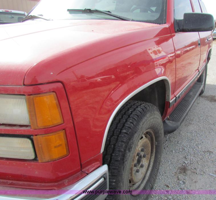 image for item B7055 1999 GMC Yukon SUV