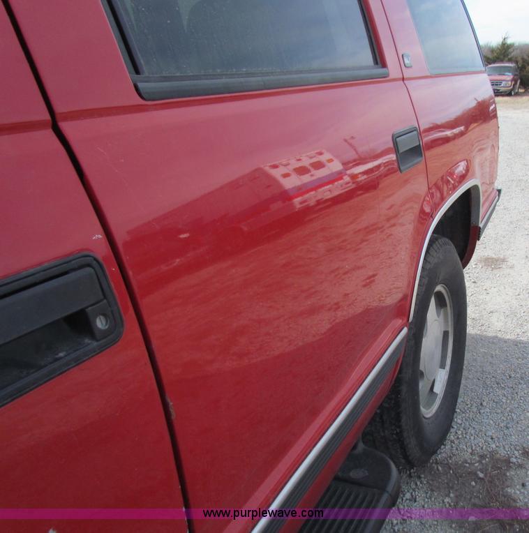 image for item B7055 1999 GMC Yukon SUV