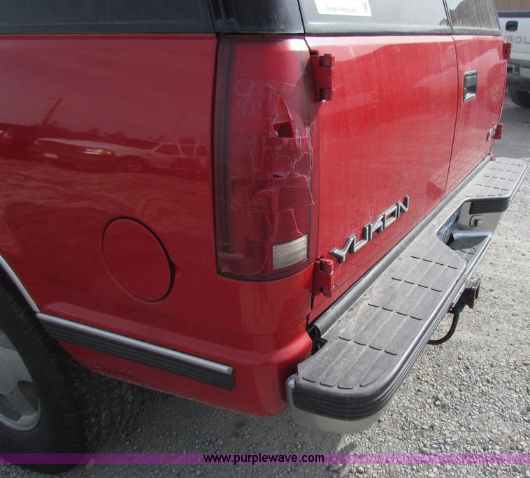 image for item B7055 1999 GMC Yukon SUV