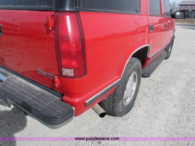 image for item B7055 1999 GMC Yukon SUV