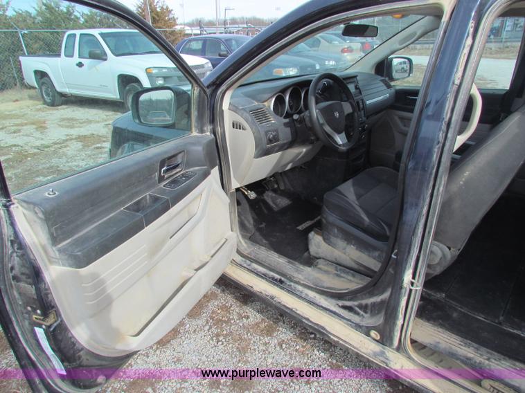 image for item B7056 2008 Dodge Grand Caravan SE mini van