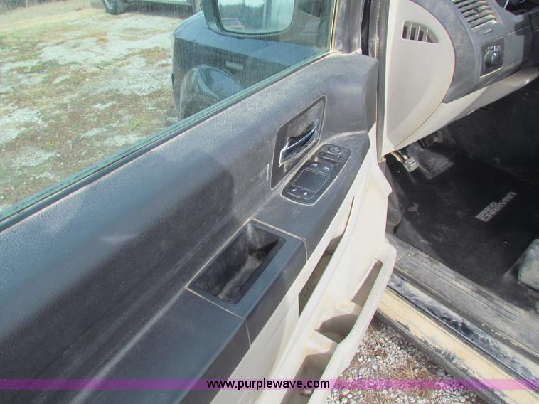 image for item B7056 2008 Dodge Grand Caravan SE mini van