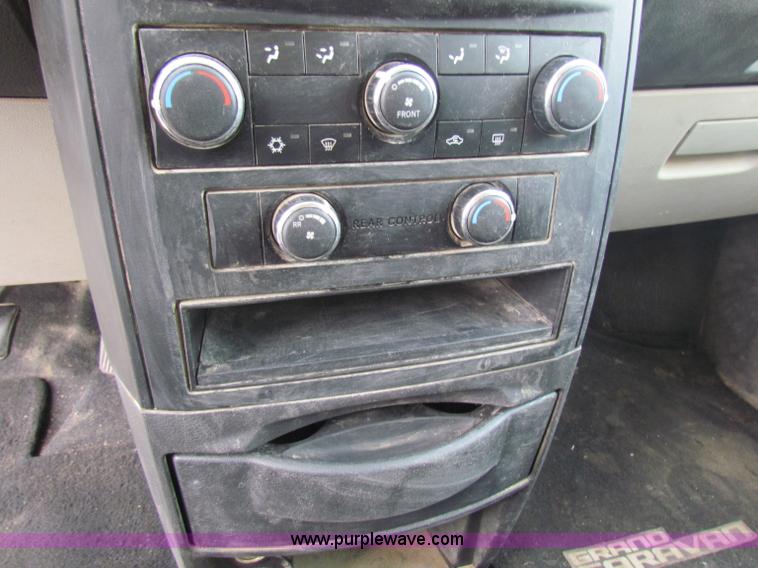 image for item B7056 2008 Dodge Grand Caravan SE mini van