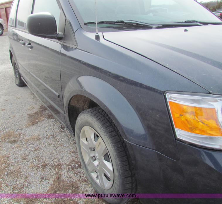 image for item B7056 2008 Dodge Grand Caravan SE mini van