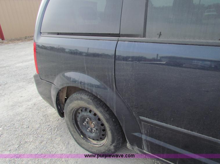 image for item B7056 2008 Dodge Grand Caravan SE mini van