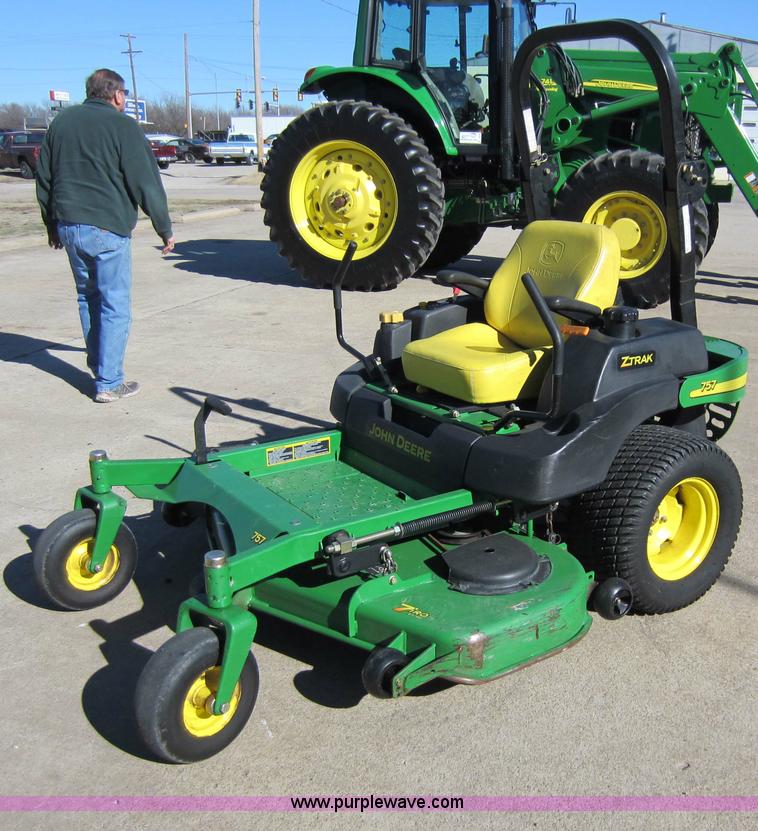 image for item B9071 2007 John Deere 757 lawn mower