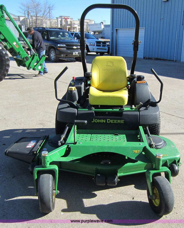 image for item B9071 2007 John Deere 757 lawn mower