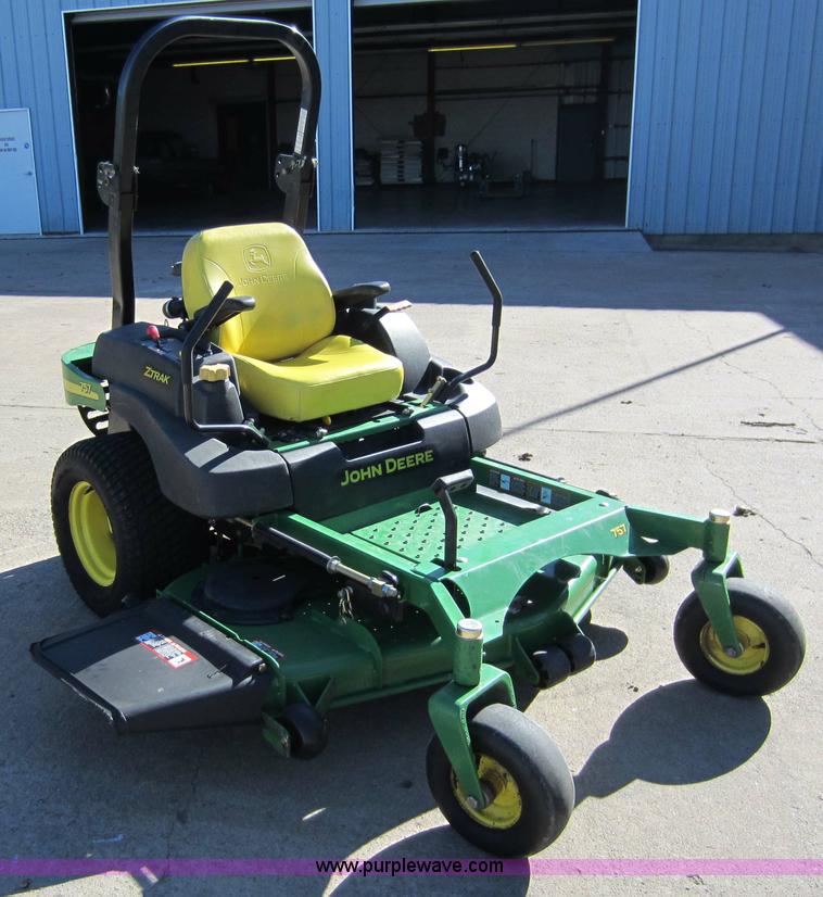 image for item B9071 2007 John Deere 757 lawn mower