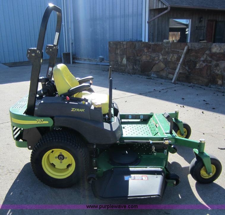 image for item B9071 2007 John Deere 757 lawn mower