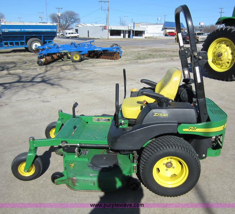 image for item B9071 2007 John Deere 757 lawn mower