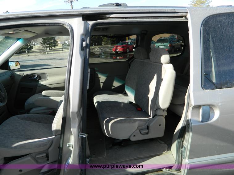 image for item D8519 2001 Nissan Quest GXE mini van