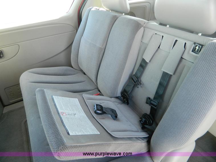 image for item D8740 2001 Dodge Caravan SE mini van