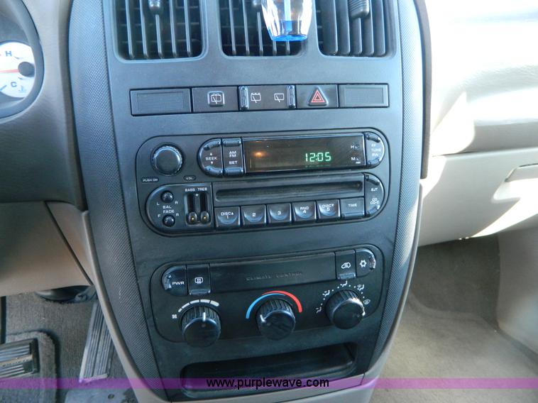 image for item D8740 2001 Dodge Caravan SE mini van