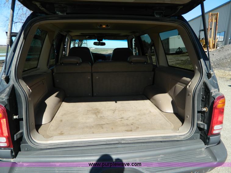 image for item D8757 1999 Mercury Mountaineer SUV