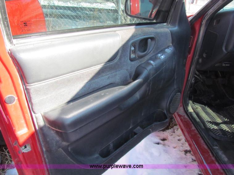 image for item I9537 2000 Chevrolet S10 pickup