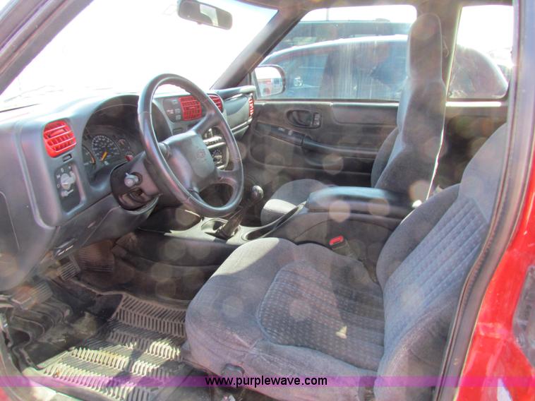 image for item I9537 2000 Chevrolet S10 pickup