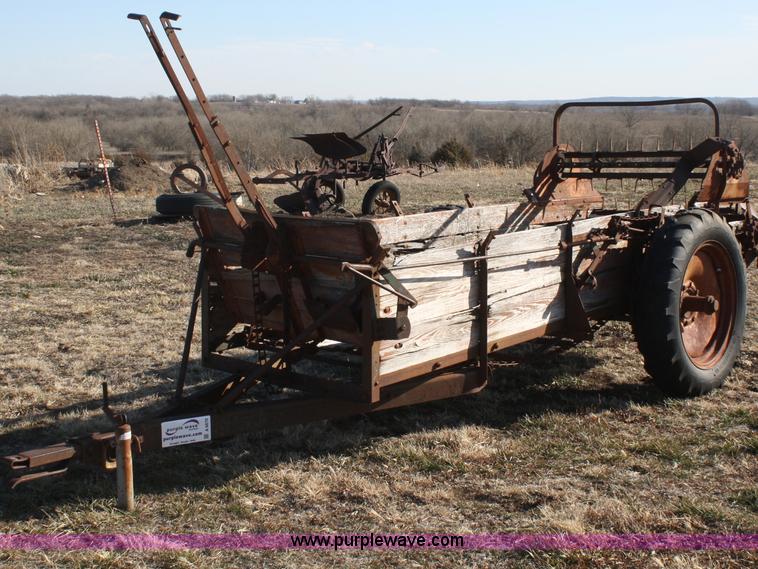 image for item A6670 New Idea M-12A manure spreader