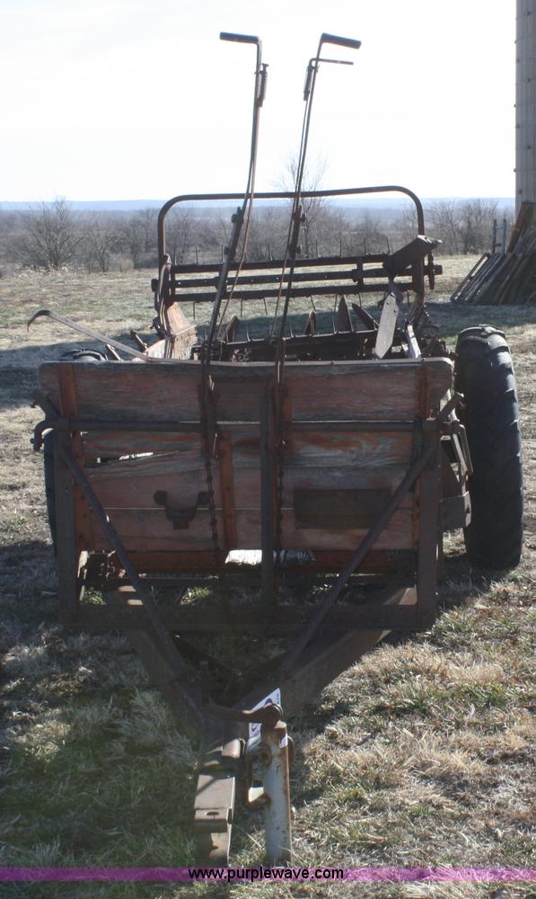 image for item A6670 New Idea M-12A manure spreader