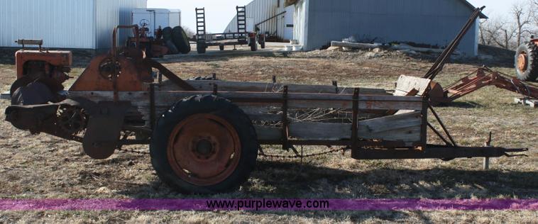 image for item A6670 New Idea M-12A manure spreader