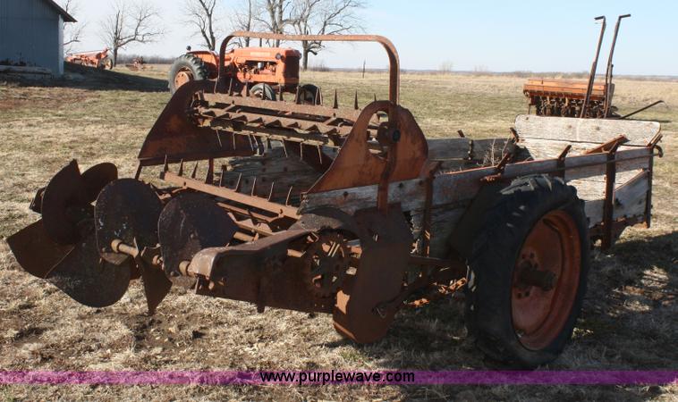 image for item A6670 New Idea M-12A manure spreader