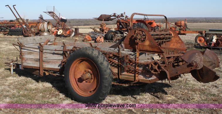 image for item A6670 New Idea M-12A manure spreader