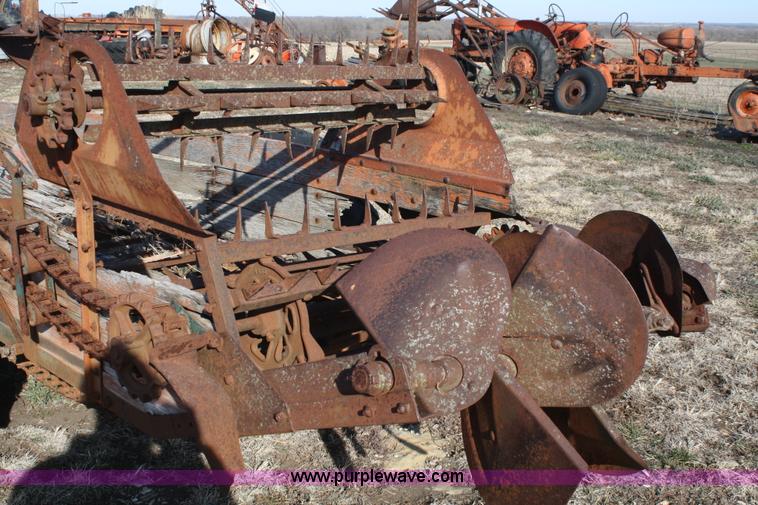 image for item A6670 New Idea M-12A manure spreader