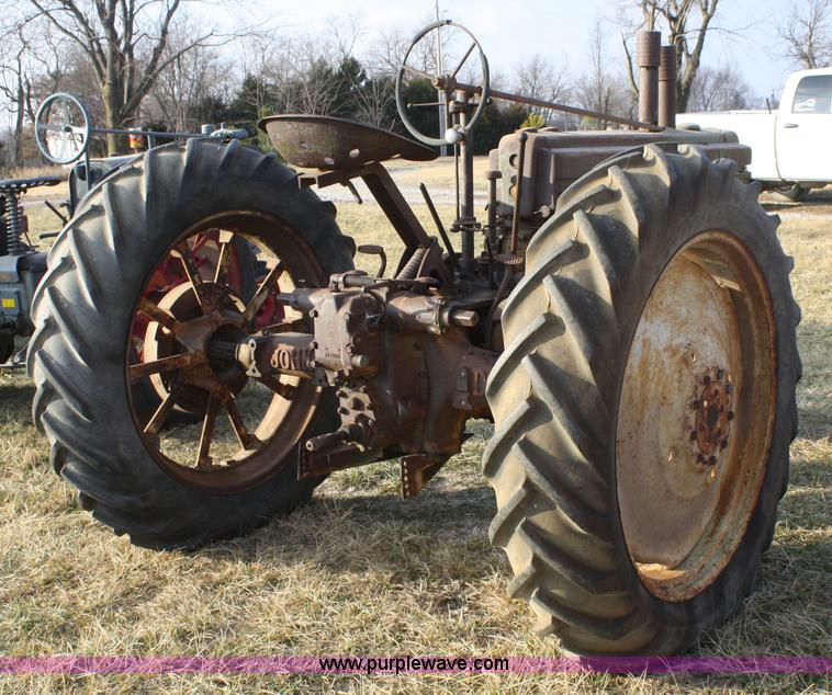 image for item A6722 1939 John Deere model B tractor