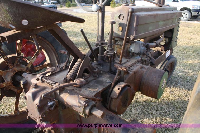 image for item A6722 1939 John Deere model B tractor