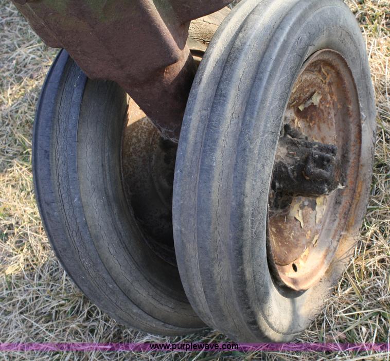 image for item A6722 1939 John Deere model B tractor