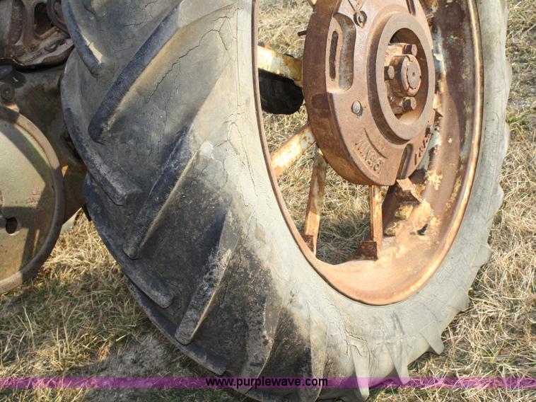 image for item A6722 1939 John Deere model B tractor