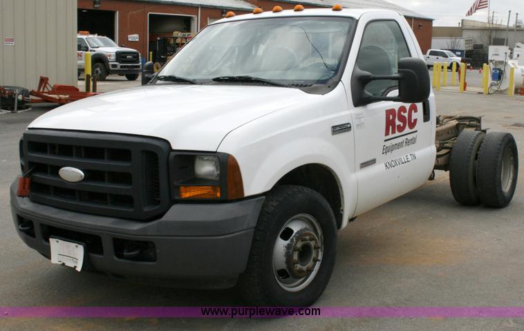 image for item 6067 2006 Ford F350 XL Super Duty cab and chassis
