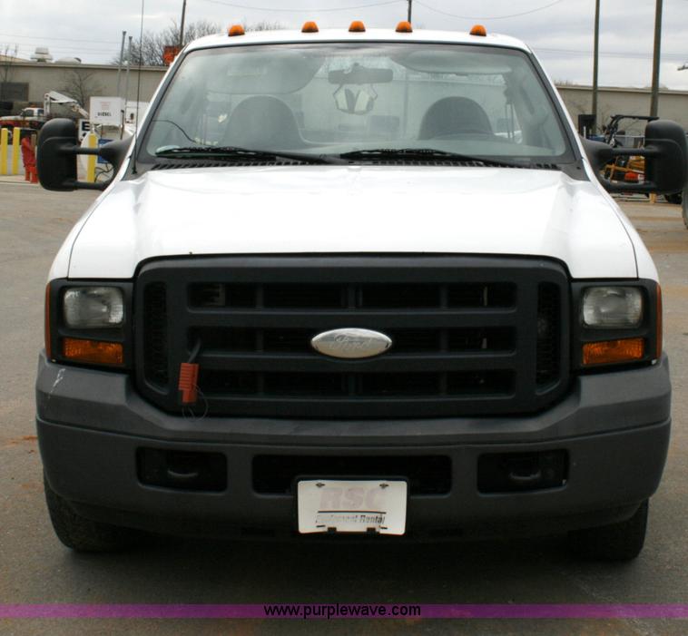 image for item 6067 2006 Ford F350 XL Super Duty cab and chassis