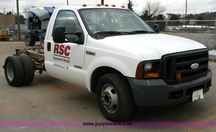image for item 6067 2006 Ford F350 XL Super Duty cab and chassis