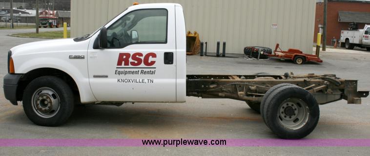 image for item 6067 2006 Ford F350 XL Super Duty cab and chassis