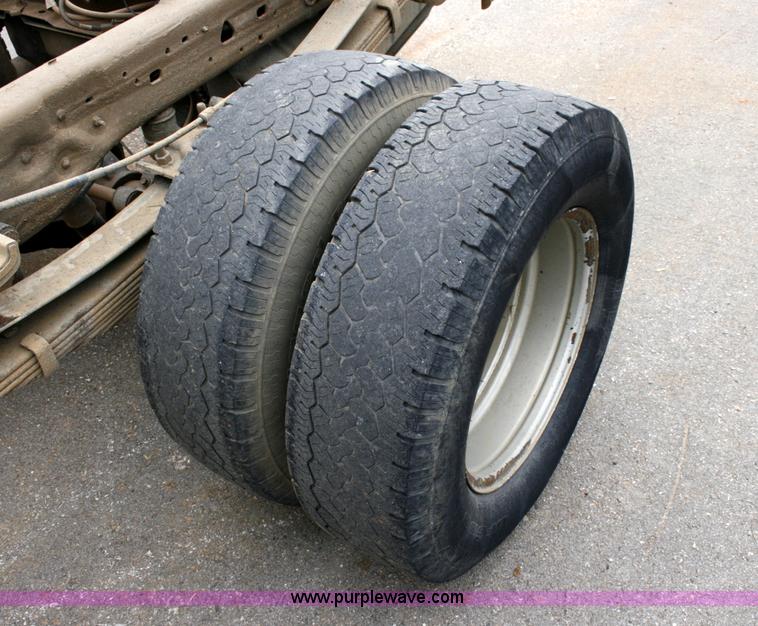 image for item 6067 2006 Ford F350 XL Super Duty cab and chassis