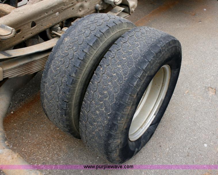 image for item 6067 2006 Ford F350 XL Super Duty cab and chassis