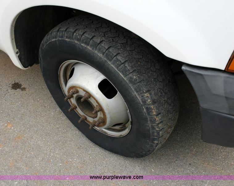 image for item 6067 2006 Ford F350 XL Super Duty cab and chassis