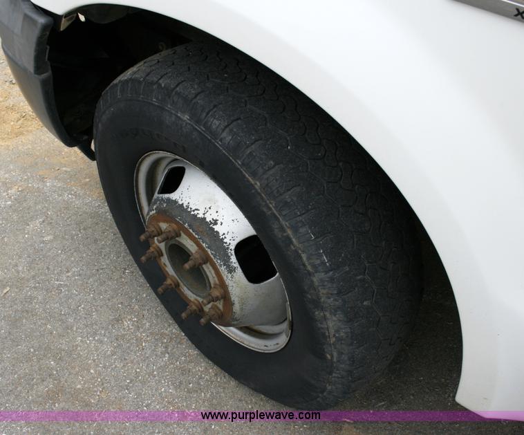 image for item 6067 2006 Ford F350 XL Super Duty cab and chassis