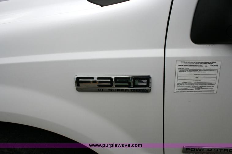 image for item 6067 2006 Ford F350 XL Super Duty cab and chassis