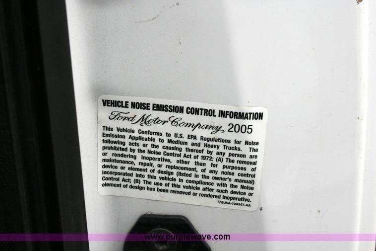 image for item 6067 2006 Ford F350 XL Super Duty cab and chassis