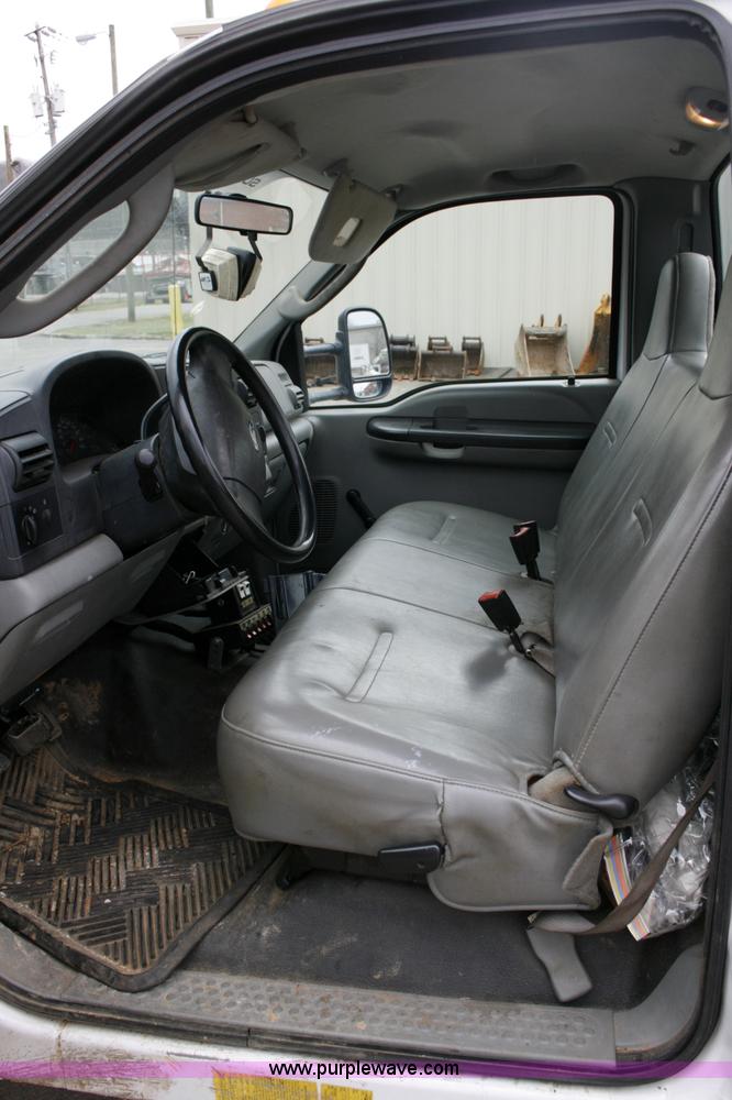image for item 6067 2006 Ford F350 XL Super Duty cab and chassis