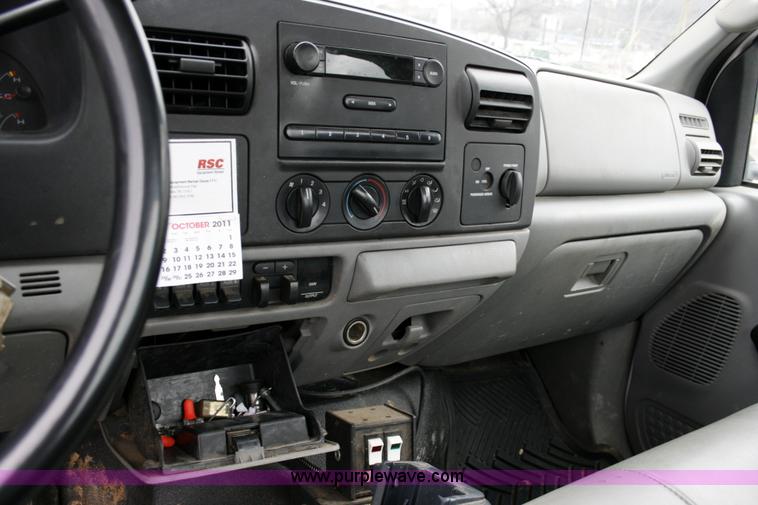 image for item 6067 2006 Ford F350 XL Super Duty cab and chassis