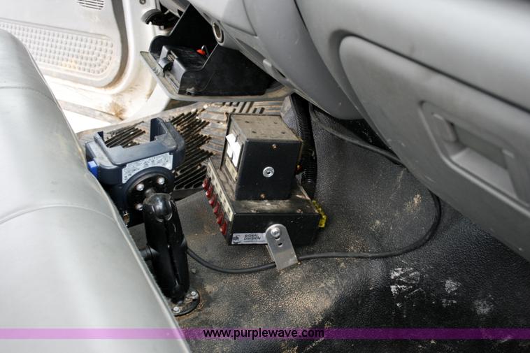 image for item 6067 2006 Ford F350 XL Super Duty cab and chassis