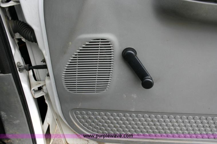 image for item 6067 2006 Ford F350 XL Super Duty cab and chassis