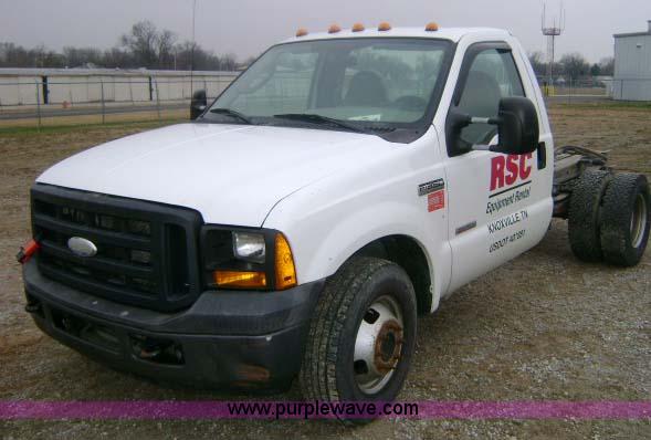 image for item A1869 2006 Ford F350 XL 4x2 truck cab and chassis