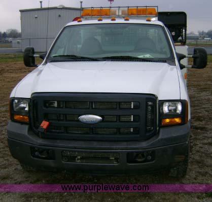 image for item A1869 2006 Ford F350 XL 4x2 truck cab and chassis