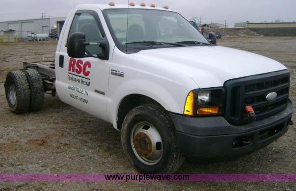 image for item A1869 2006 Ford F350 XL 4x2 truck cab and chassis