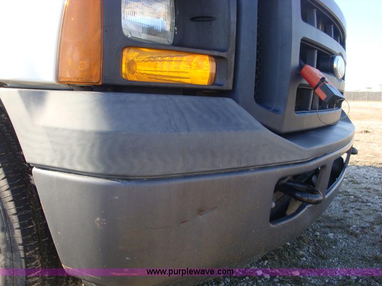 image for item A1869 2006 Ford F350 XL 4x2 truck cab and chassis