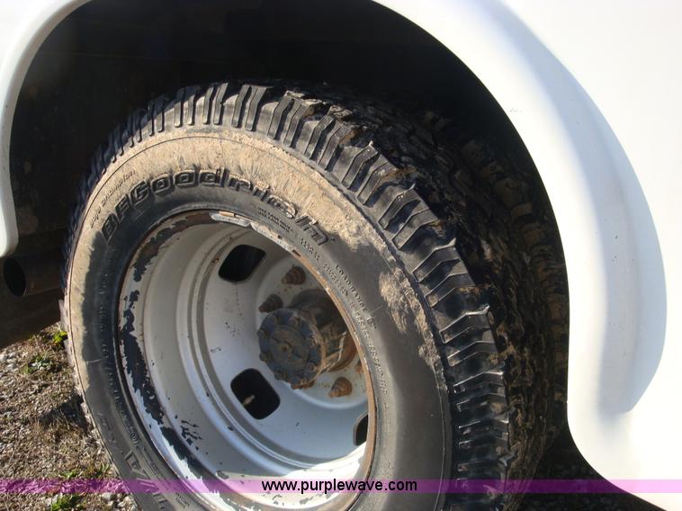 image for item A1869 2006 Ford F350 XL 4x2 truck cab and chassis